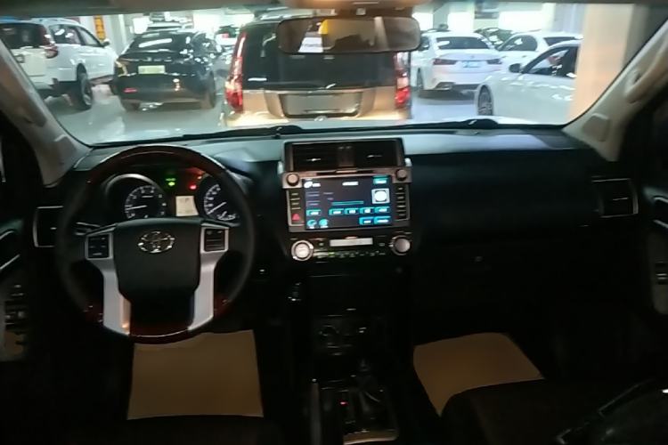 Used Toyota Prado 2016 2.7L Automatic Standard Edition Center Console