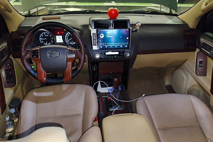 Used Toyota Prado 2016 4.0L 7-Seater Gasoline Low-Power Version Middle East Edition Center Console