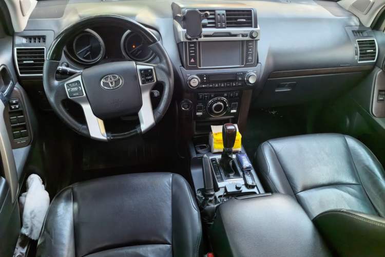 Used Toyota Prado 2016 3.5L Automatic TX-L Center Console