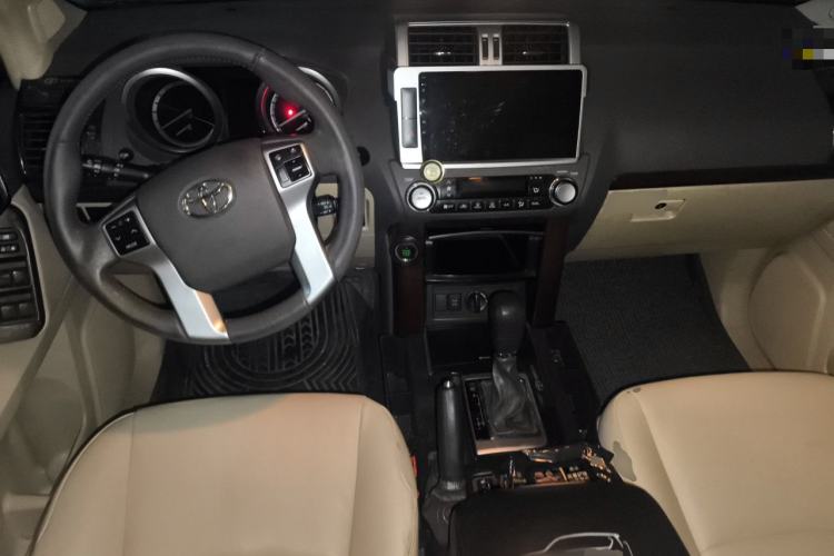 Used Toyota Prado 2016 3.5L Automatic TX-L Center Console