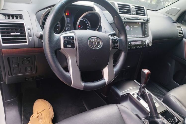 Used Toyota Prado 2016 3.5L Automatic TX-L Center Console