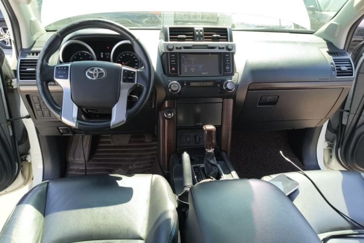 Used Toyota Prado 2016 3.5L Automatic TX-L Center Console