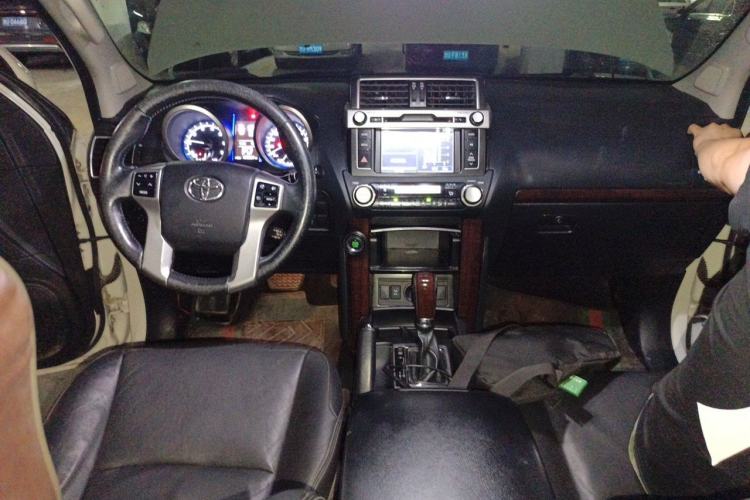 Used Toyota Prado 2016 3.5L Automatic TX-L Center Console