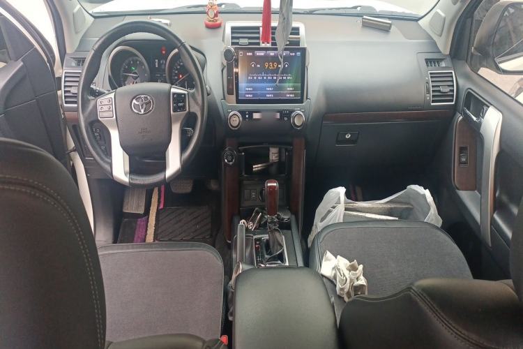 Used Toyota Prado 2016 3.5L Automatic TX-L Center Console