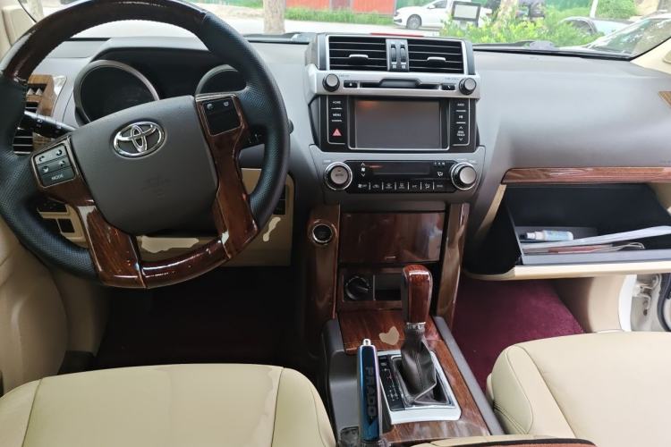 Used Toyota Prado 2016 2.7L Automatic Standard Edition Center Console