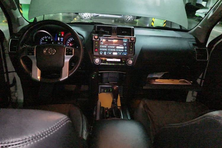 Used Toyota Prado 2016 3.5L Automatic TX-L Center Console