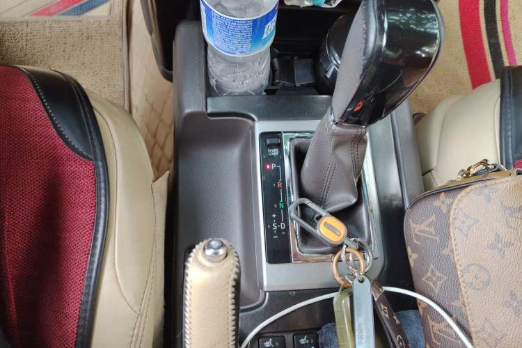 Used Toyota Prado 2016 2.7L Automatic Standard Edition Gear Lever