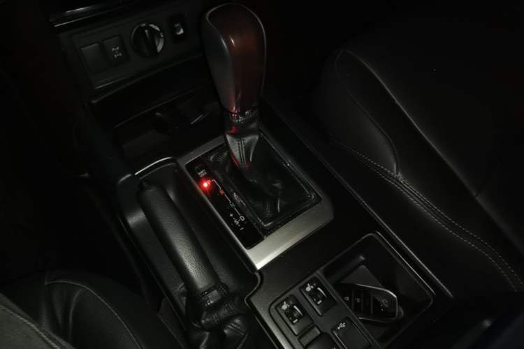 Used Toyota Prado 2016 3.5L Automatic TX-L Gear Lever