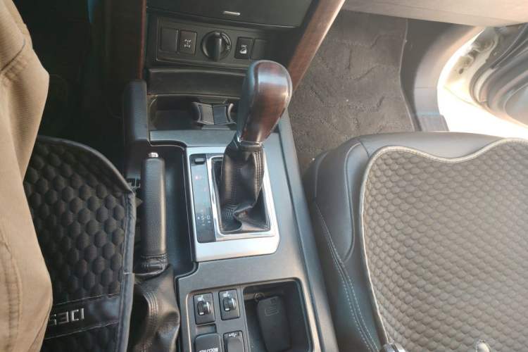 Used Toyota Prado 2016 3.5L Automatic TX-L Gear Lever