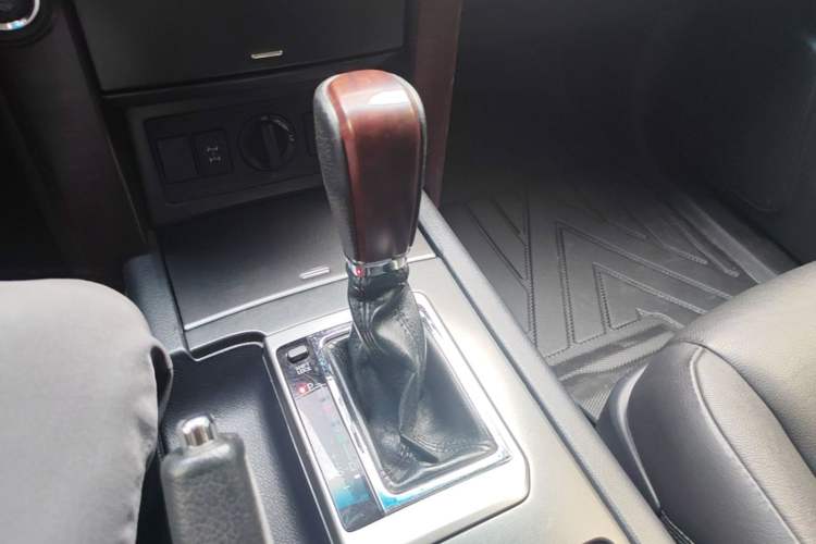 Used Toyota Prado 2016 3.5L Automatic TX-L Gear Lever