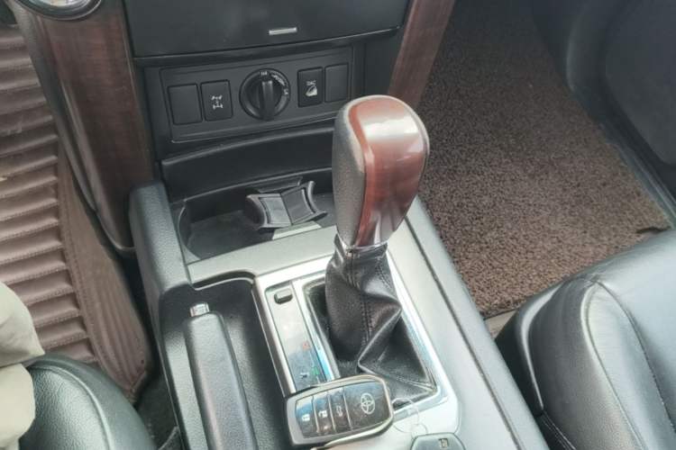 Used Toyota Prado 2016 3.5L Automatic TX-L Gear Lever