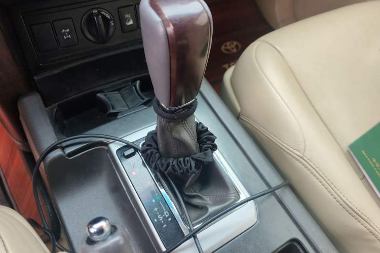 Used Toyota Prado 2016 3.5L Automatic TX-L Gear Lever