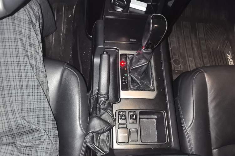 Used Toyota Prado 2016 2.7L Automatic Standard Edition Gear Lever