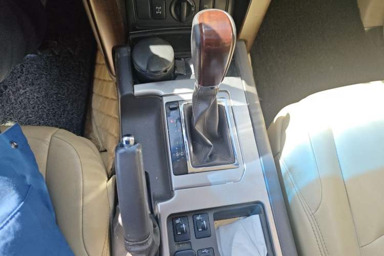 Used Toyota Prado 2016 3.5L Automatic TX-L Gear Lever