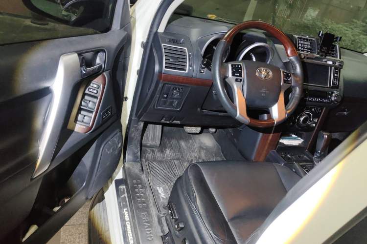 Used Toyota Prado 2016 3.5L Automatic VX NAVI Interior 3