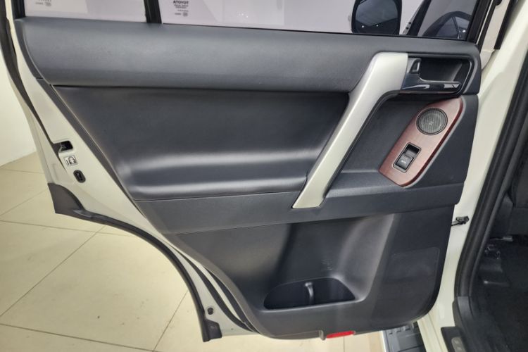 Used Toyota Prado 2016 3.5L Automatic VX NAVI Interior 4