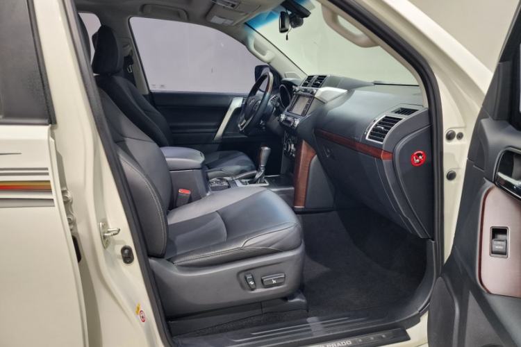 Used Toyota Prado 2016 3.5L Automatic VX NAVI Interior 8
