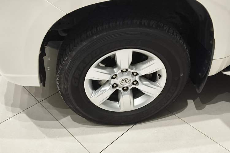 Used Toyota Prado 2016 2.7L Automatic Standard Edition Left Front Wheel Hub
