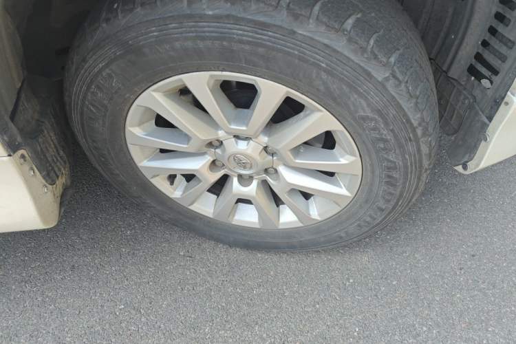 Used Toyota Prado  Right Front Wheel Hub