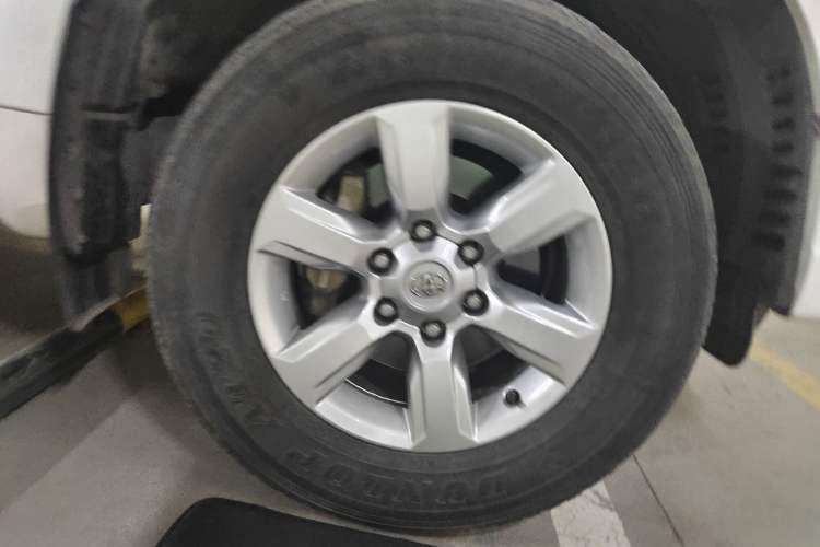 Used Toyota Prado 2016 2.7L Automatic Standard Edition Right Front Wheel Hub