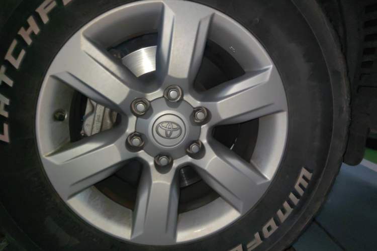 Used Toyota Prado 2016 3.5L Automatic TX-L Right Front Wheel Hub
