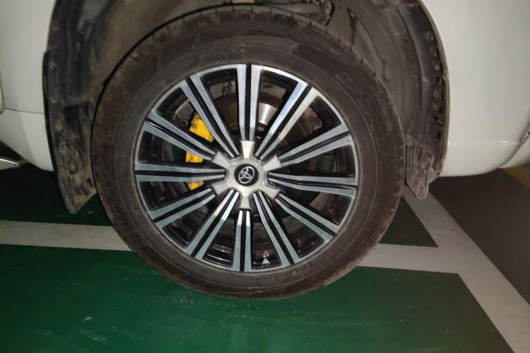 Used Toyota Prado 2016 2.7L Automatic Standard Edition Right Front Wheel Hub