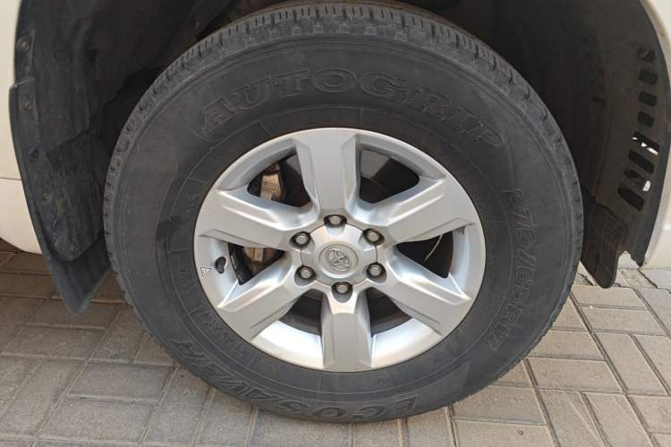 Used Toyota Prado 2016 2.7L Automatic Standard Edition Right Front Wheel Hub
