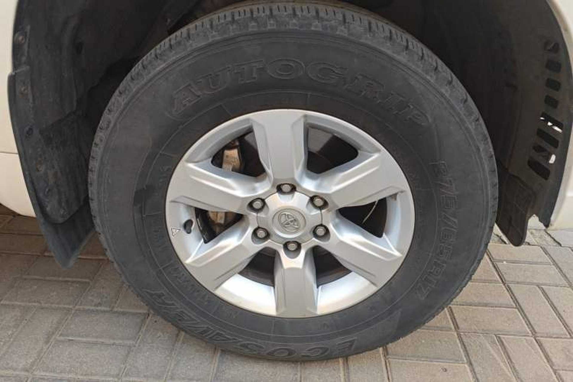 Used Toyota Prado 2016 2.7L Automatic Standard Edition Right Front Wheel Hub