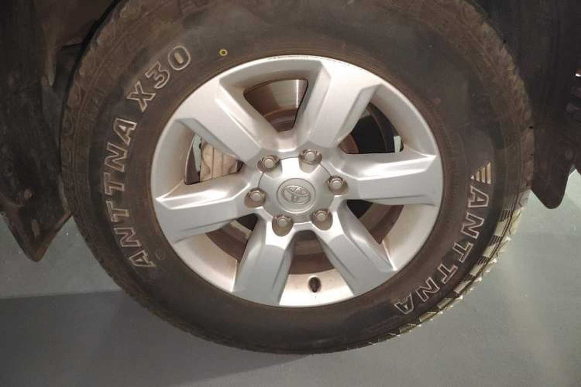 Used Toyota Prado 2016 2.7L Automatic Standard Edition Right Front Wheel Hub