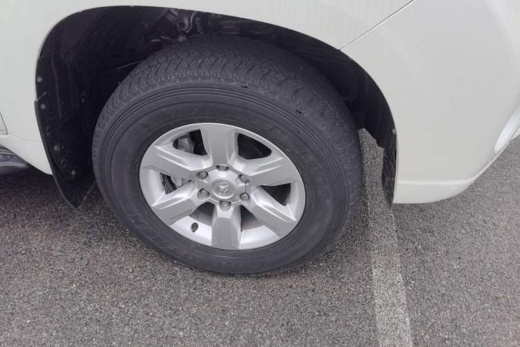 Used Toyota Prado 2016 2.7L Automatic Standard Edition Right Front Wheel Hub