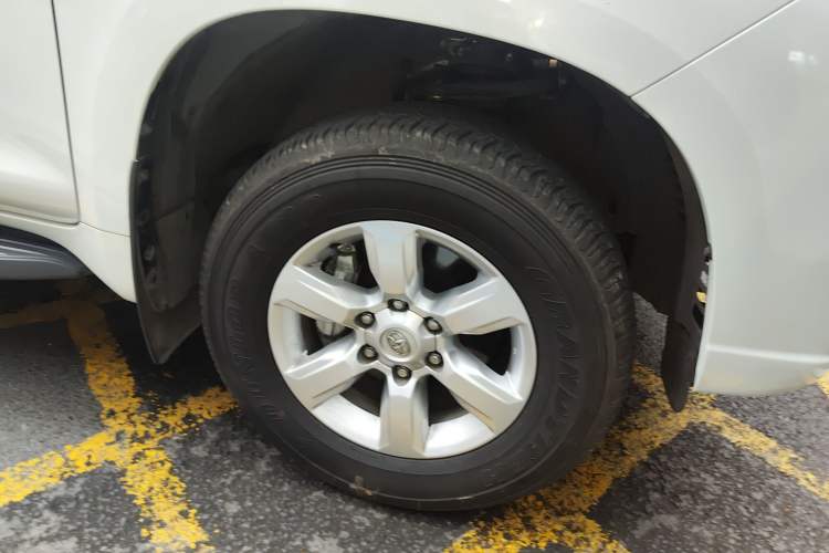 Used Toyota Prado 2016 2.7L Automatic Standard Edition Right Front Wheel Hub