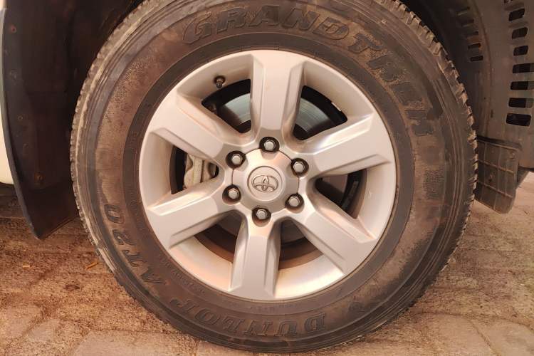 Used Toyota Prado 2016 2.7L Automatic Luxury Edition Right Front Wheel Hub
