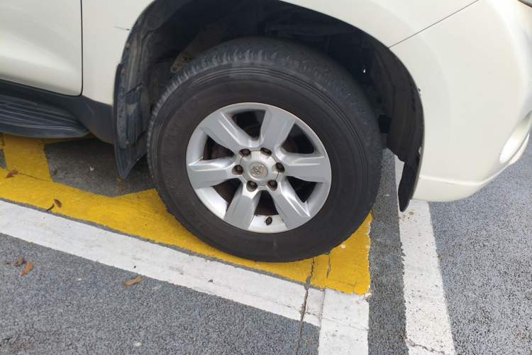 Used Toyota Prado  Right Front Wheel Hub