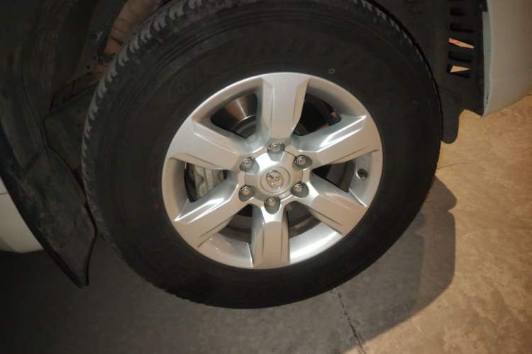 Used Toyota Prado 2016 2.7L Automatic Standard Edition Right Front Wheel Hub