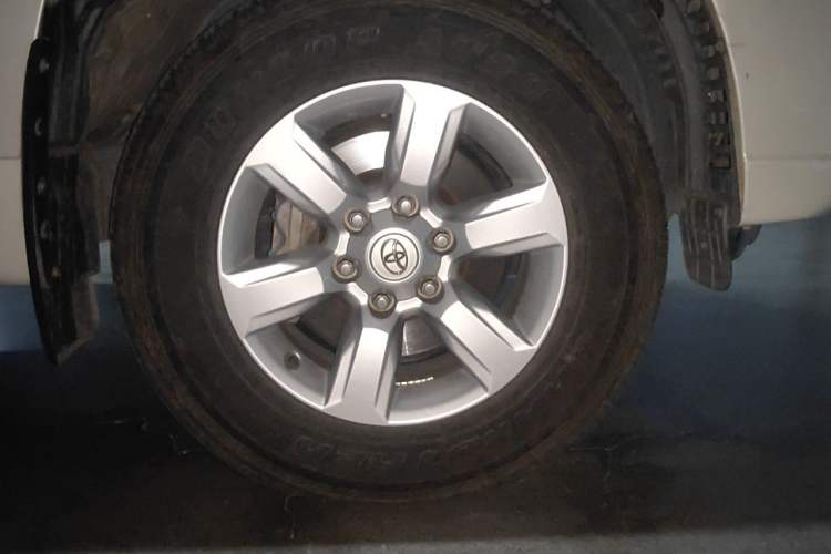 Used Toyota Prado 2016 2.7L Automatic Standard Edition Right Front Wheel Hub