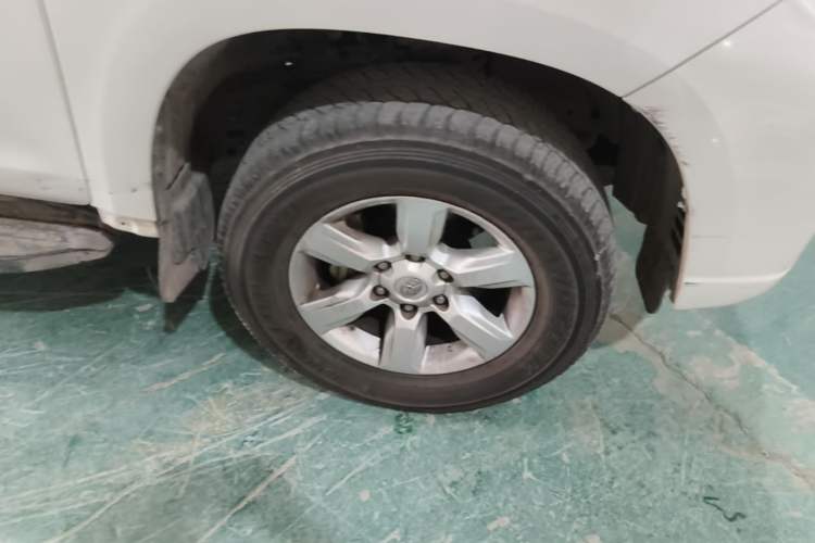 Used Toyota Prado 2016 2.7L Automatic Standard Edition Right Front Wheel Hub