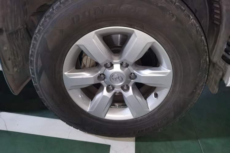 Used Toyota Prado 2016 2.7L Automatic Standard Edition Right Front Wheel Hub