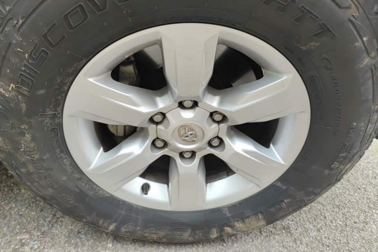 Used Toyota Prado 2016 2.7L Automatic Standard Edition Right Front Wheel Hub