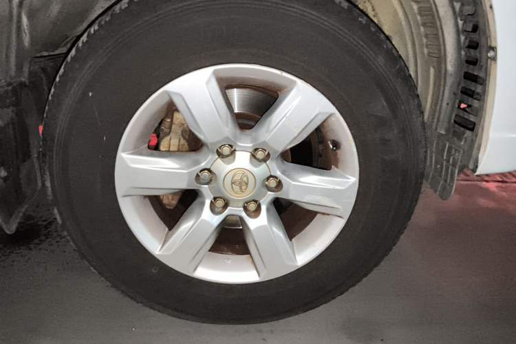 Used Toyota Prado 2016 2.7L Automatic Standard Edition Right Front Wheel Hub
