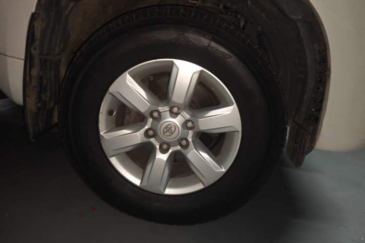 Used Toyota Prado 2016 2.7L Automatic Standard Edition Right Front Wheel Hub
