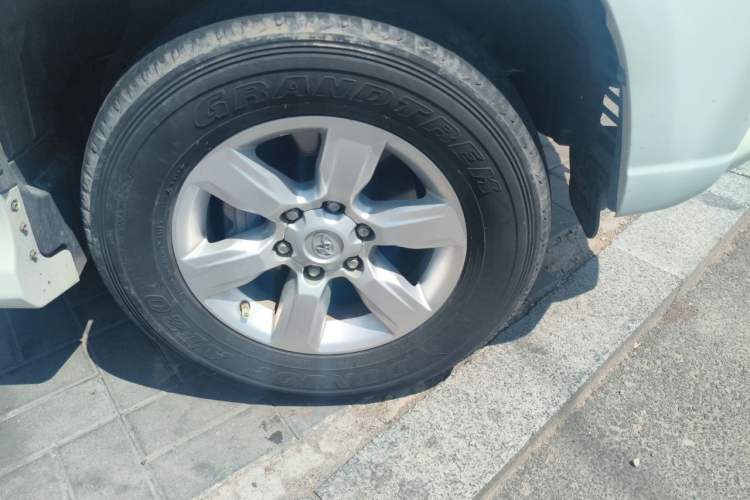 Used Toyota Prado  Right Front Wheel Hub