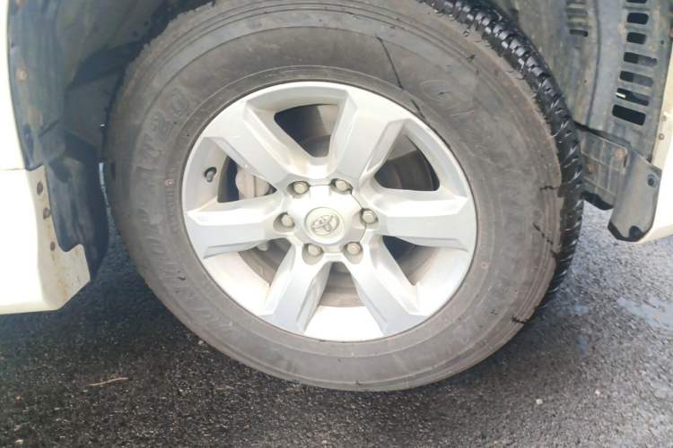 Used Toyota Prado 2016 2.7L Automatic Standard Edition Right Front Wheel Hub