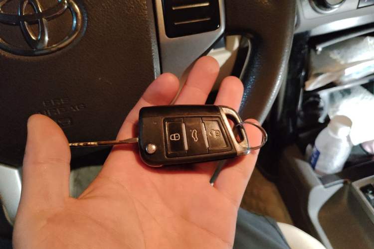 Used Toyota Prado 2016 2700 TX 7-Seater Middle East Version Vehicle Key