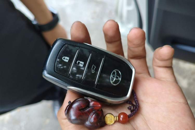 Used Toyota Prado 2016 3.5L Automatic TX-L Vehicle Key