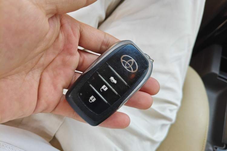 Used Toyota Prado 2016 2700 TX 7-Seater Middle East Version Vehicle Key