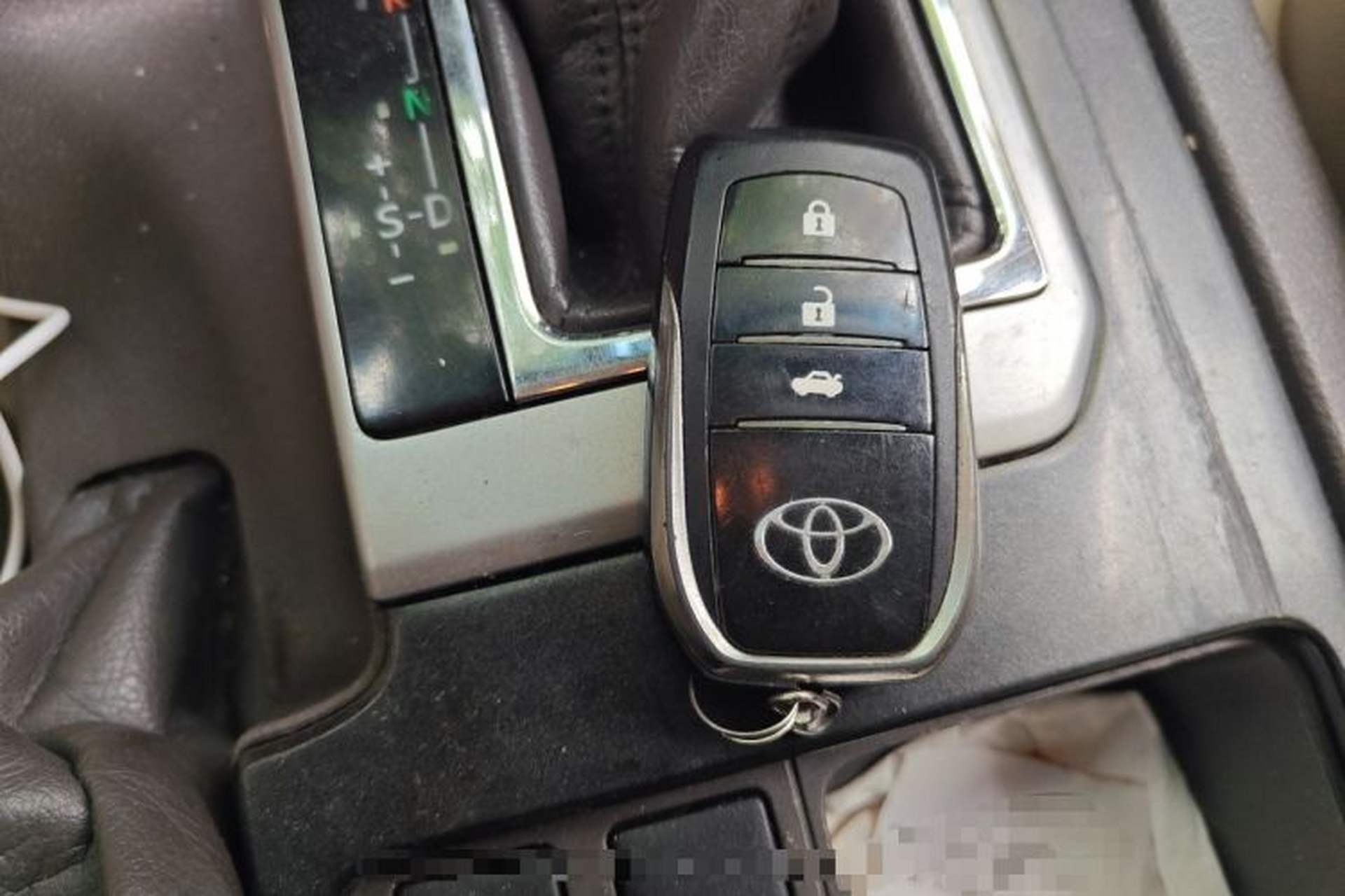 Used Toyota Prado 2016 2700 TX 7-Seater Middle East Version Vehicle Key