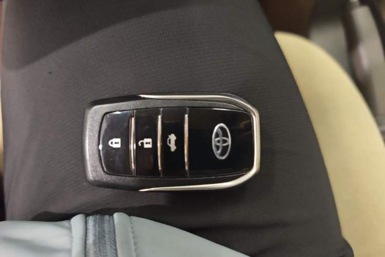 Used Toyota Prado 2016 2700 TX 7-Seater Middle East Version Vehicle Key