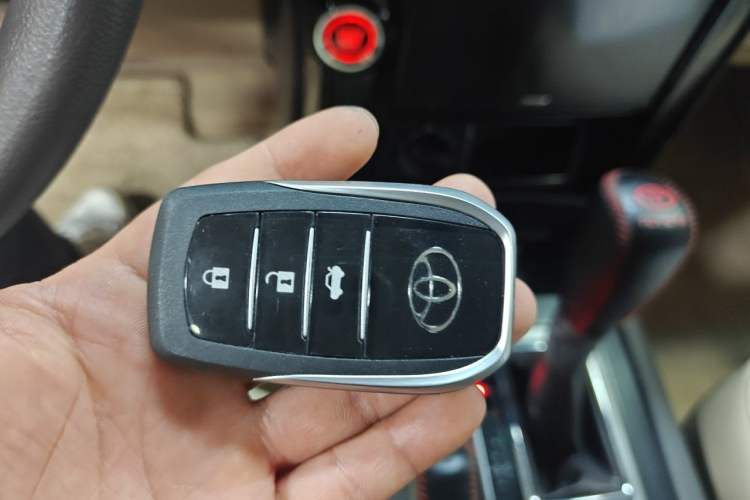 Used Toyota Prado 2016 2700 TX 5-Seater Middle East Version Vehicle Key