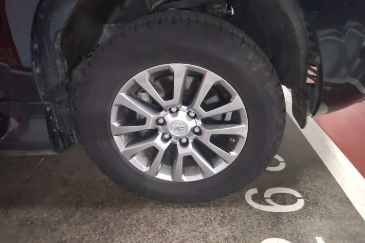 Used Toyota Prado  Right Front Wheel Hub