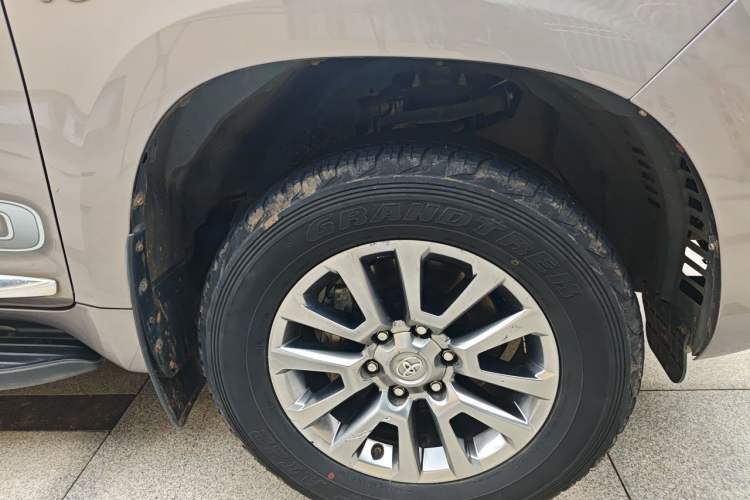Used Toyota Prado 2017 4000 TXL Dual Airbags Side-Mounted – Middle East Version Right Front Wheel Hub
